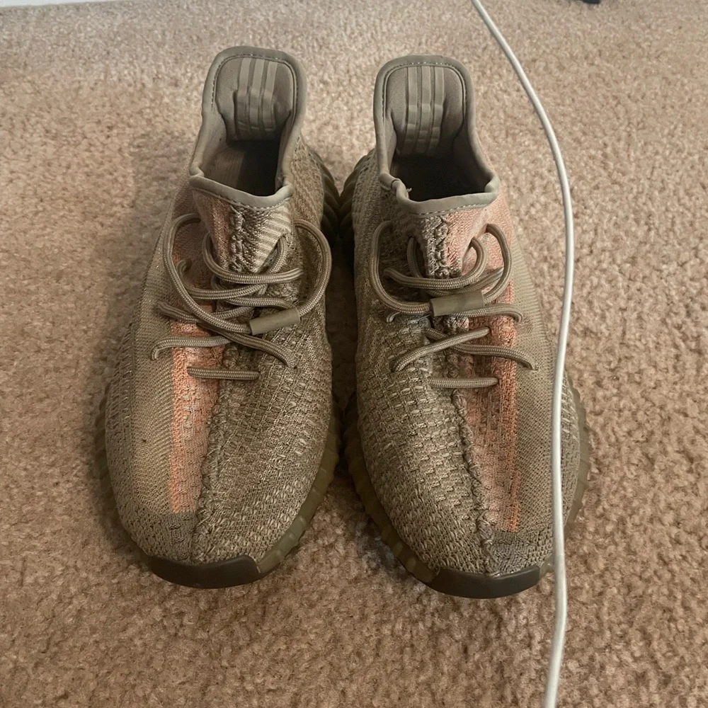 Yeezy 350 - Picture 4 of 5